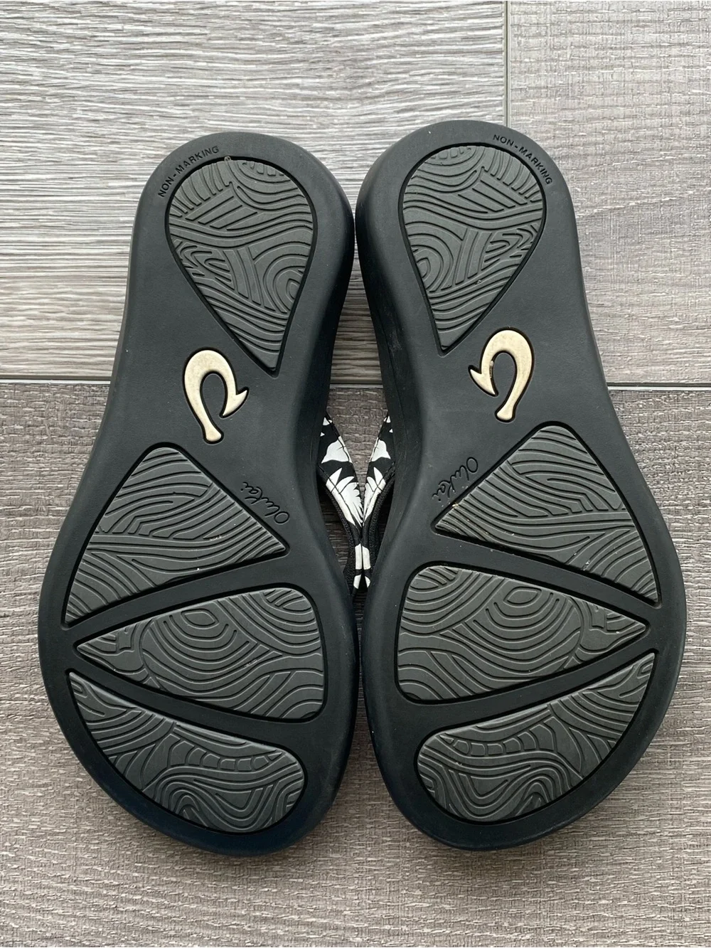 OluKai Ohanan Girls Black White Tropical Leaf Print Flip Flop Sandals Size 1.5